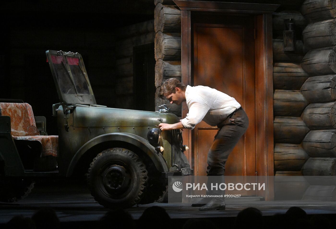 Спектакль "Охота жить" на сцене театра "Современник"