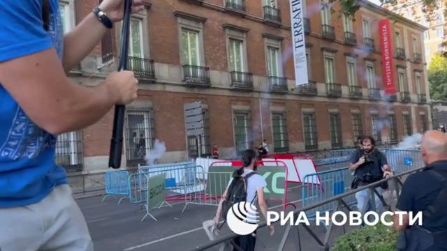 Беспорядки во время заключительного этапа велогонки "Вуэльта Испании"