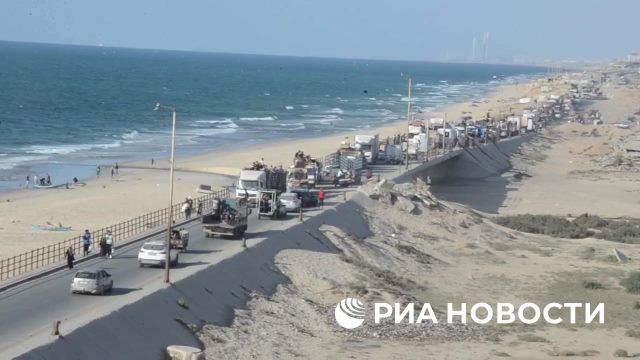 Сотни тысяч жителей сектора Газа вынуждены бежать из своих домов, бросая имущество, чтобы спасись от авиаударов и обстрелов израильской армии, начавшей новое масштабное наступление в палестинском анклаве, передает корреспондент РИА Новости, которому удалось поговорить с переселенцами