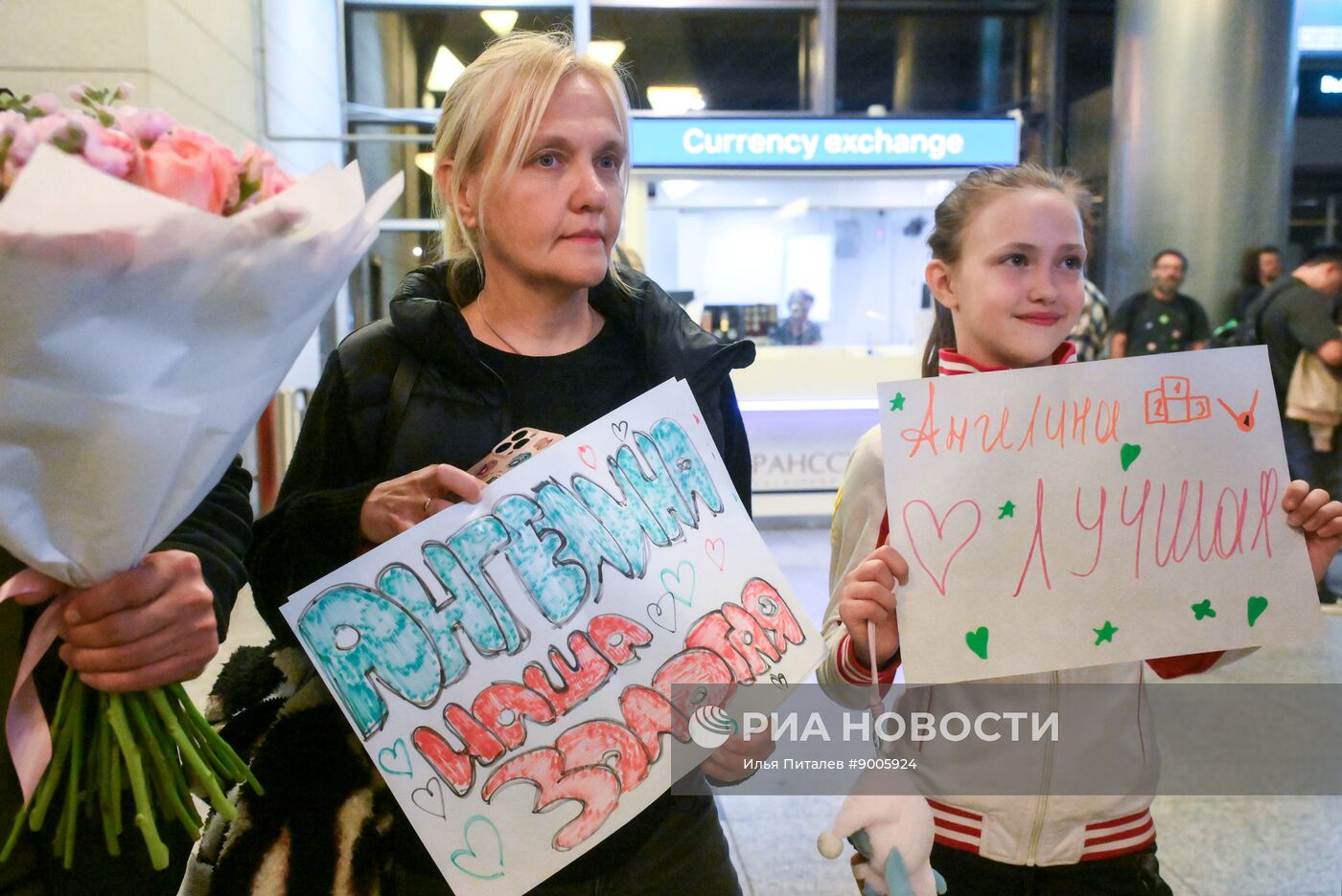 Встреча гимнастки А. Мельниковой, завоевавшей золото на международном турнире