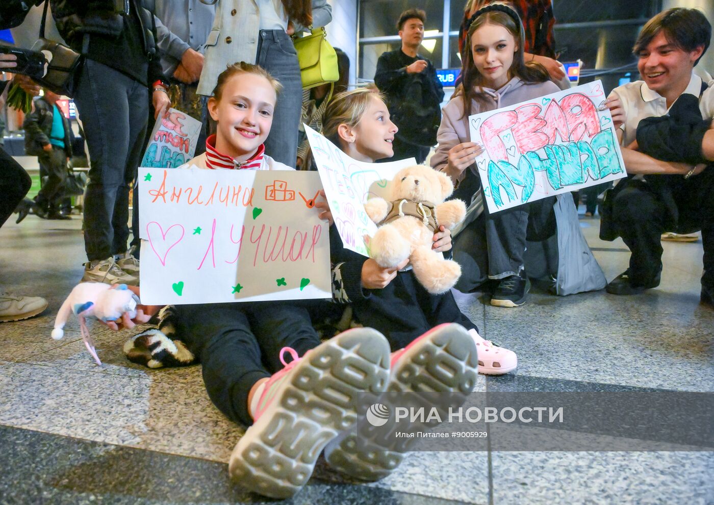 Встреча гимнастки А. Мельниковой, завоевавшей золото на международном турнире