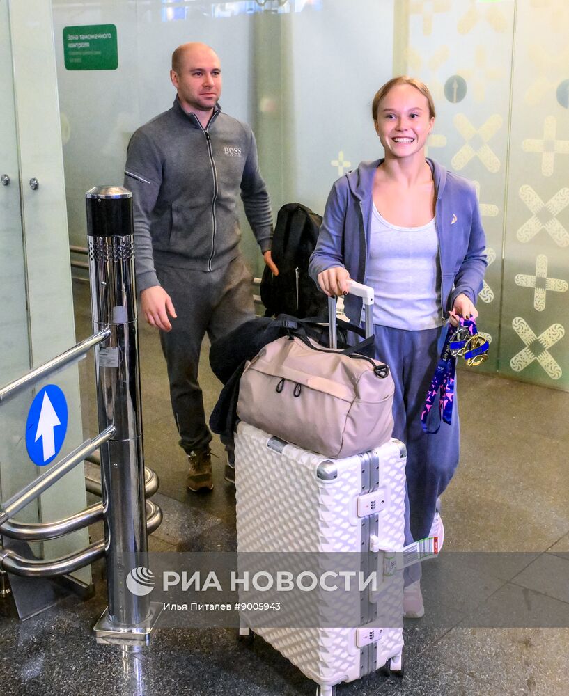 Встреча гимнастки А. Мельниковой, завоевавшей золото на международном турнире