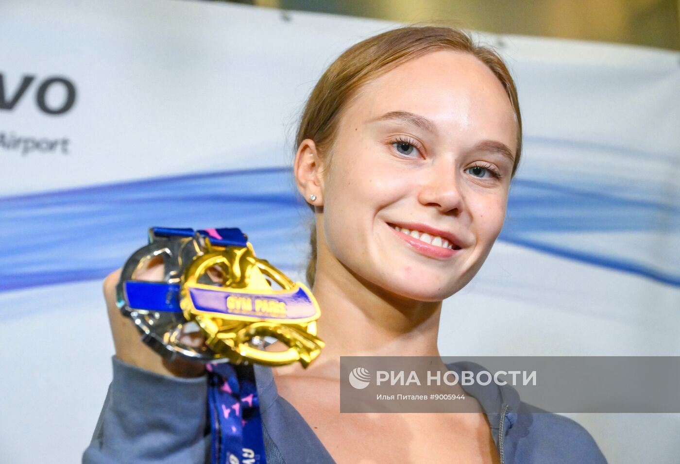 Встреча гимнастки А. Мельниковой, завоевавшей золото на международном турнире