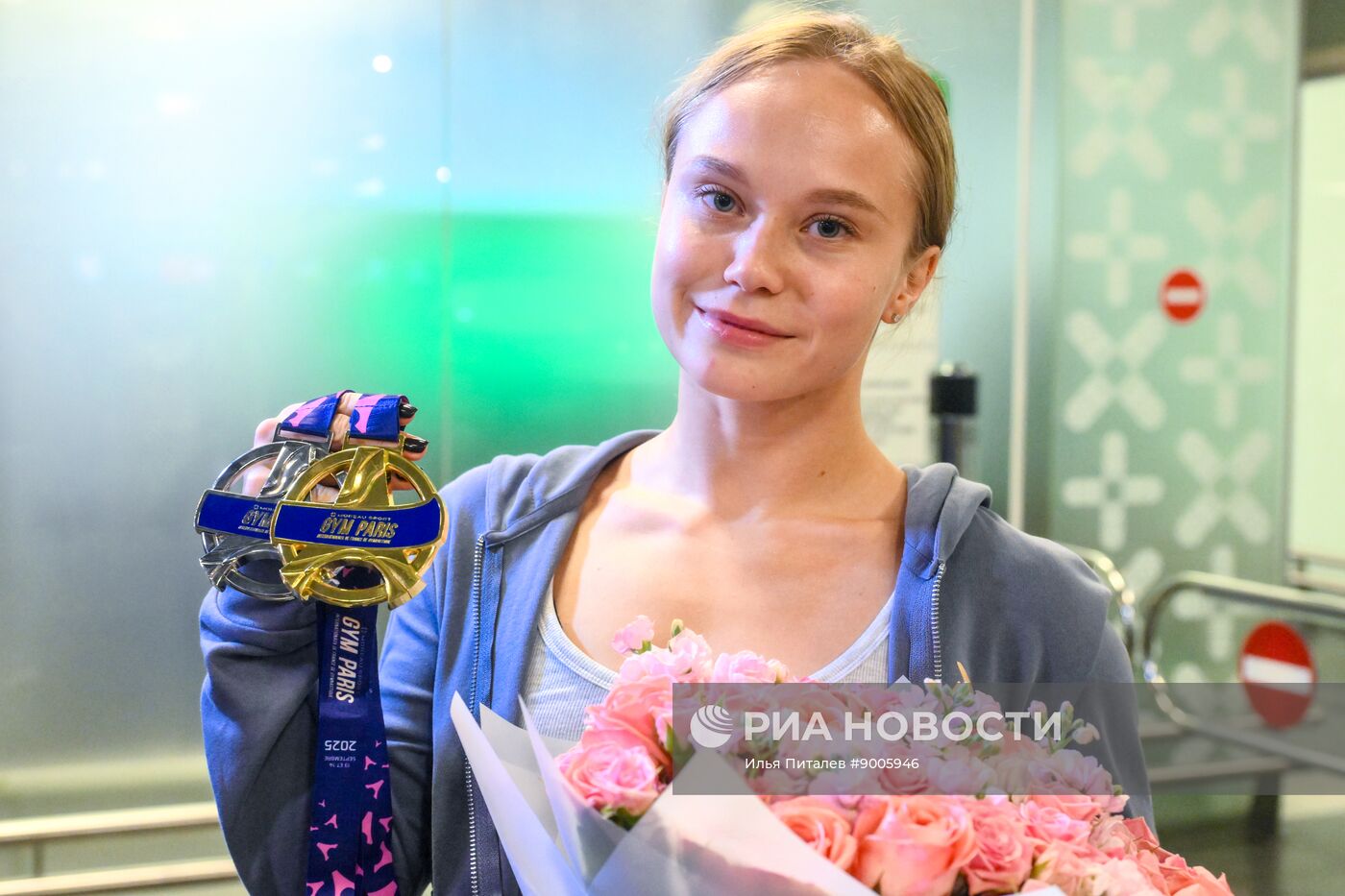 Встреча гимнастки А. Мельниковой, завоевавшей золото на международном турнире