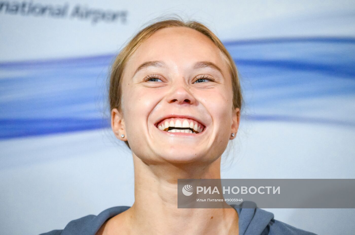 Встреча гимнастки А. Мельниковой, завоевавшей золото на международном турнире