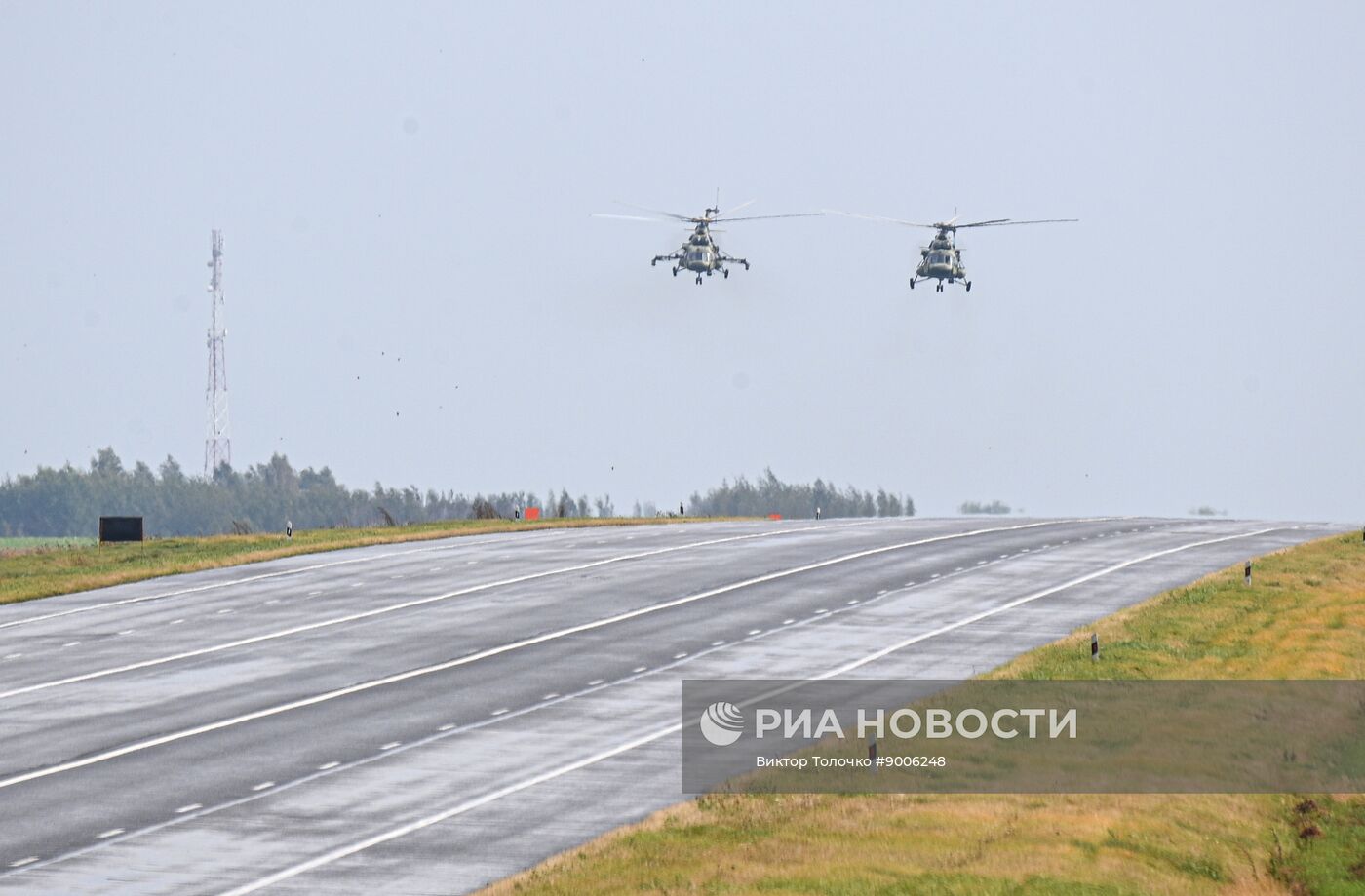 Отработка взлета и посадки военной авиации Белоруссии на шоссе в рамках учений "Запад-2025"