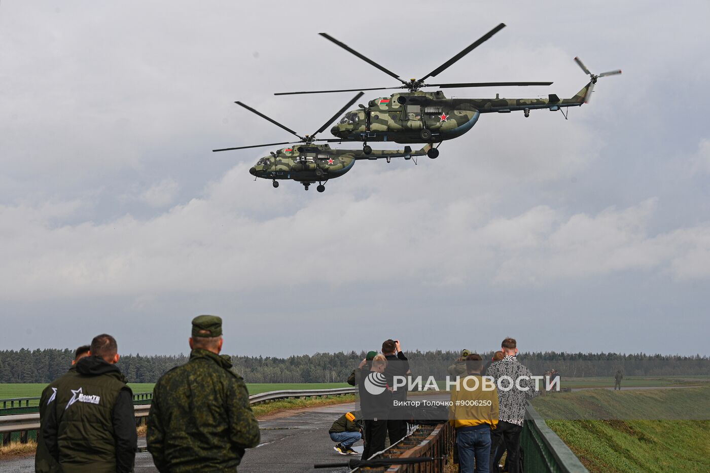 Отработка взлета и посадки военной авиации Белоруссии на шоссе в рамках учений "Запад-2025"