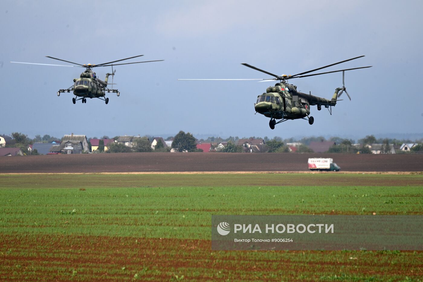 Отработка взлета и посадки военной авиации Белоруссии на шоссе в рамках учений "Запад-2025"