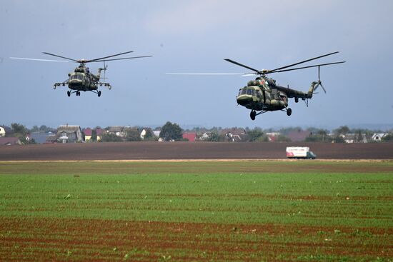 Отработка взлета и посадки военной авиации Белоруссии на шоссе в рамках учений "Запад-2025"