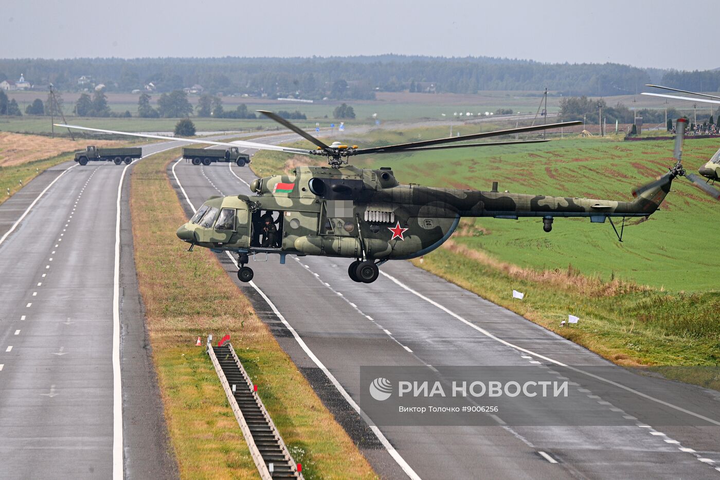 Отработка взлета и посадки военной авиации Белоруссии на шоссе в рамках учений "Запад-2025"