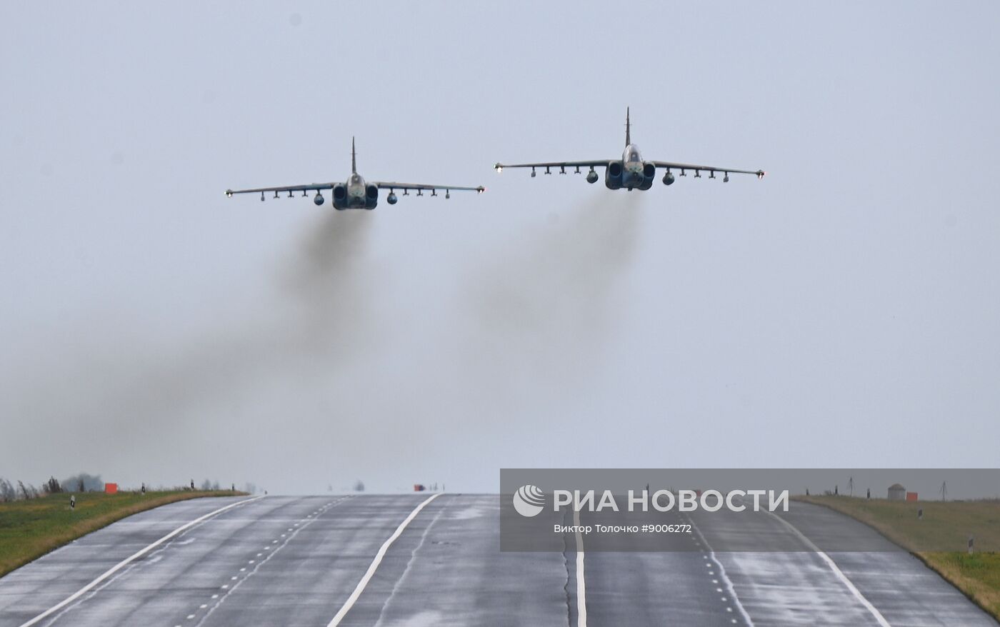 Отработка взлета и посадки военной авиации Белоруссии на шоссе в рамках учений "Запад-2025"