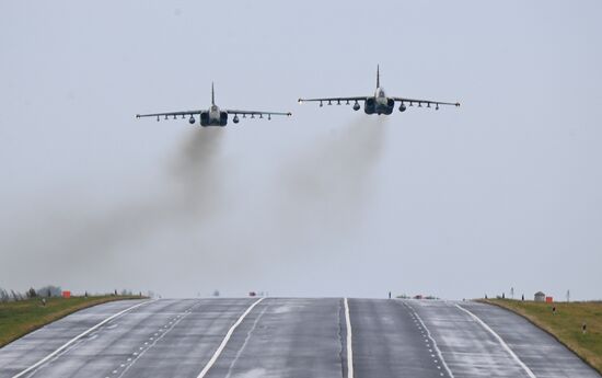 Отработка взлета и посадки военной авиации Белоруссии на шоссе в рамках учений "Запад-2025"