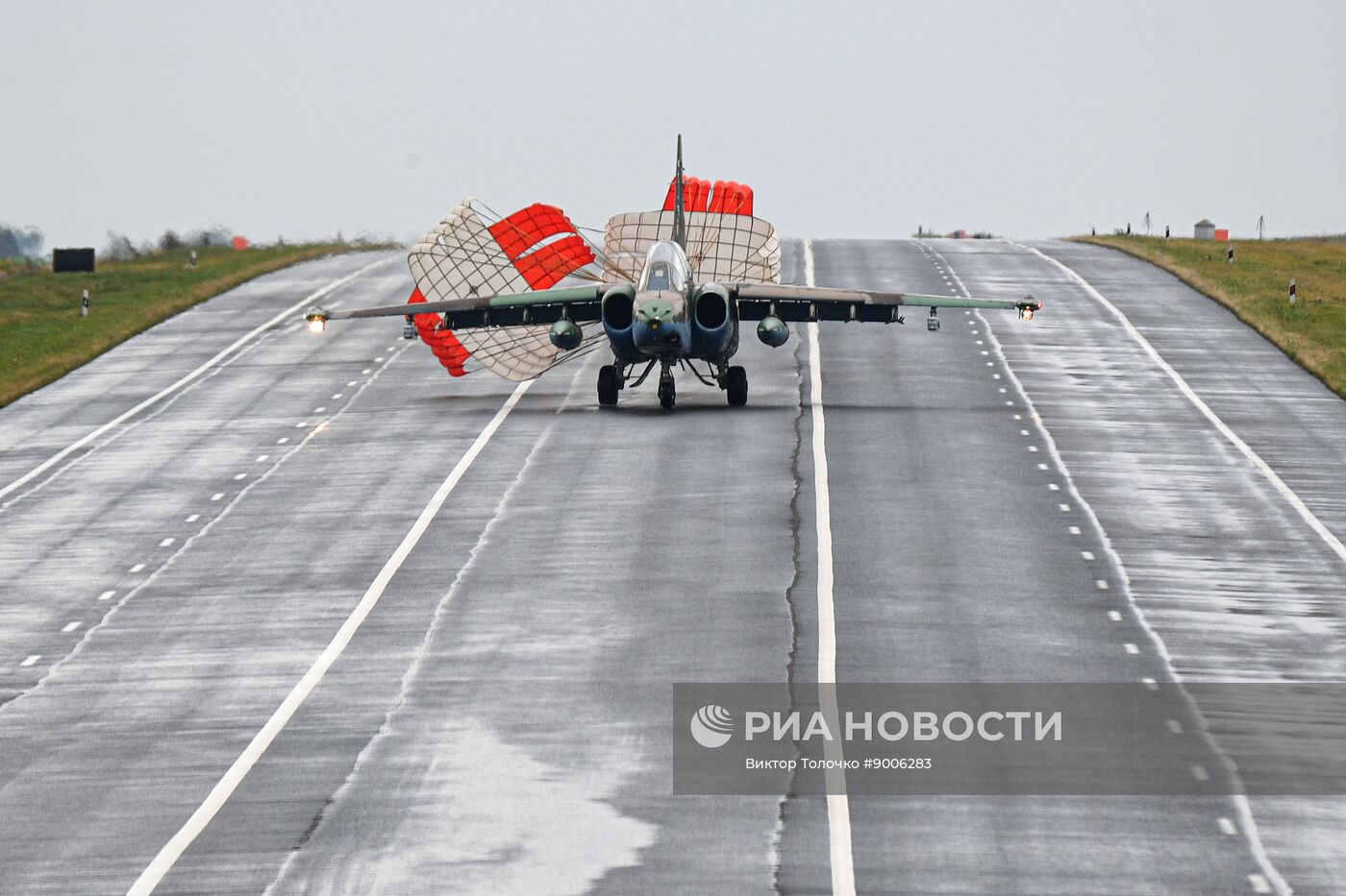 Отработка взлета и посадки военной авиации Белоруссии на шоссе в рамках учений "Запад-2025"