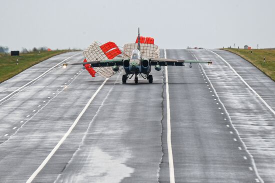 Отработка взлета и посадки военной авиации Белоруссии на шоссе в рамках учений "Запад-2025"