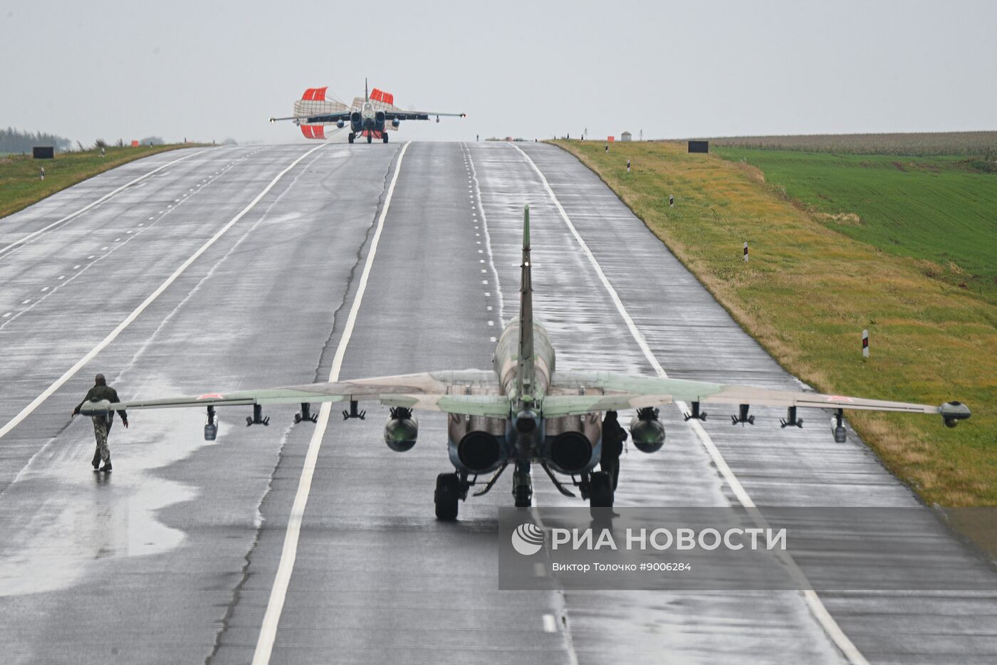 Отработка взлета и посадки военной авиации Белоруссии на шоссе в рамках учений "Запад-2025"