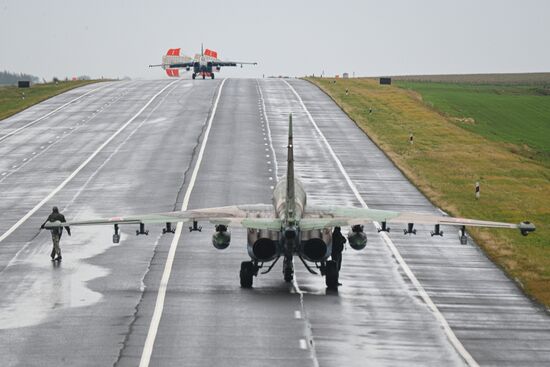 Отработка взлета и посадки военной авиации Белоруссии на шоссе в рамках учений "Запад-2025"