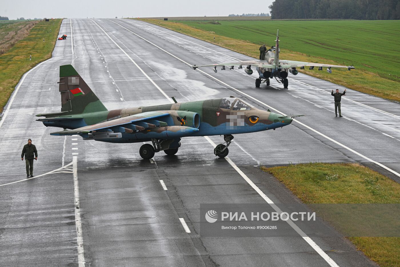 Отработка взлета и посадки военной авиации Белоруссии на шоссе в рамках учений "Запад-2025"