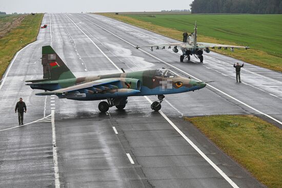 Отработка взлета и посадки военной авиации Белоруссии на шоссе в рамках учений "Запад-2025"