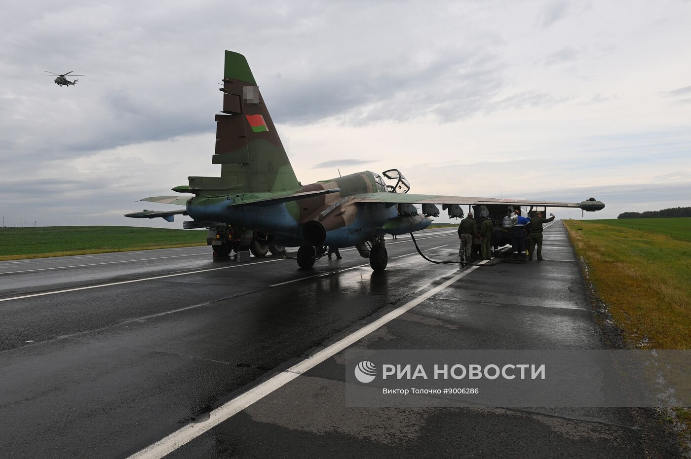 Отработка взлета и посадки военной авиации Белоруссии на шоссе в рамках учений "Запад-2025"