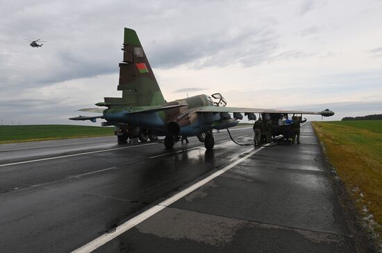 Отработка взлета и посадки военной авиации Белоруссии на шоссе в рамках учений "Запад-2025"