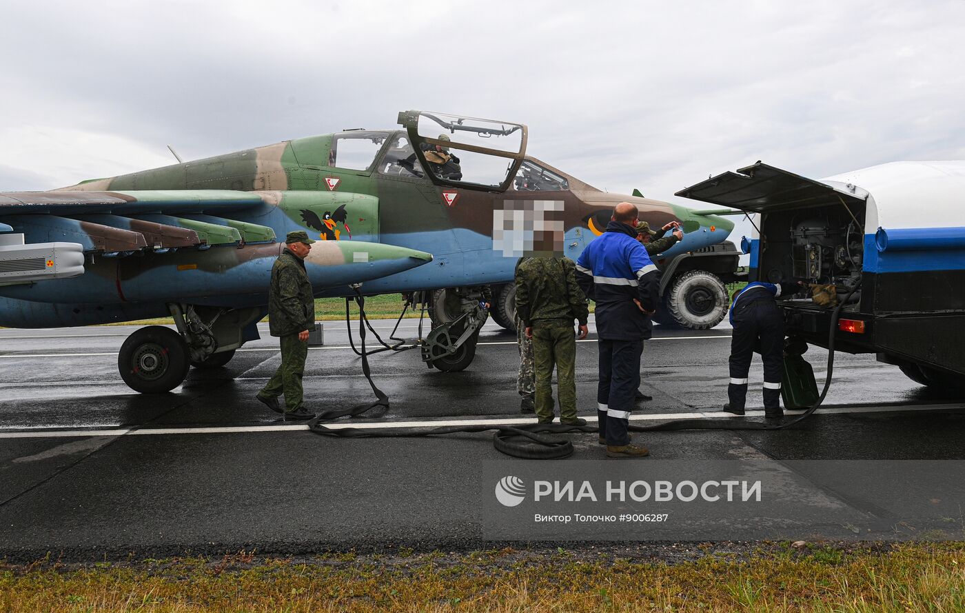 Отработка взлета и посадки военной авиации Белоруссии на шоссе в рамках учений "Запад-2025"