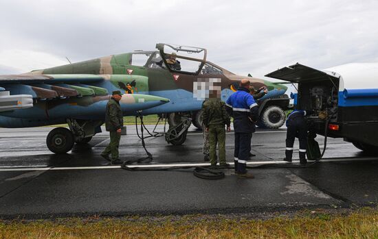 Отработка взлета и посадки военной авиации Белоруссии на шоссе в рамках учений "Запад-2025"
