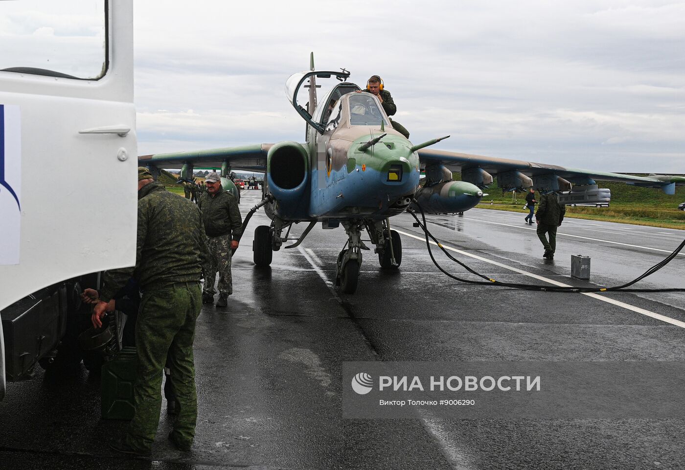 Отработка взлета и посадки военной авиации Белоруссии на шоссе в рамках учений "Запад-2025"