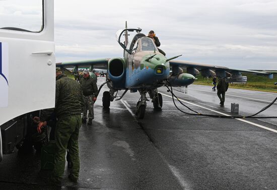 Отработка взлета и посадки военной авиации Белоруссии на шоссе в рамках учений "Запад-2025"