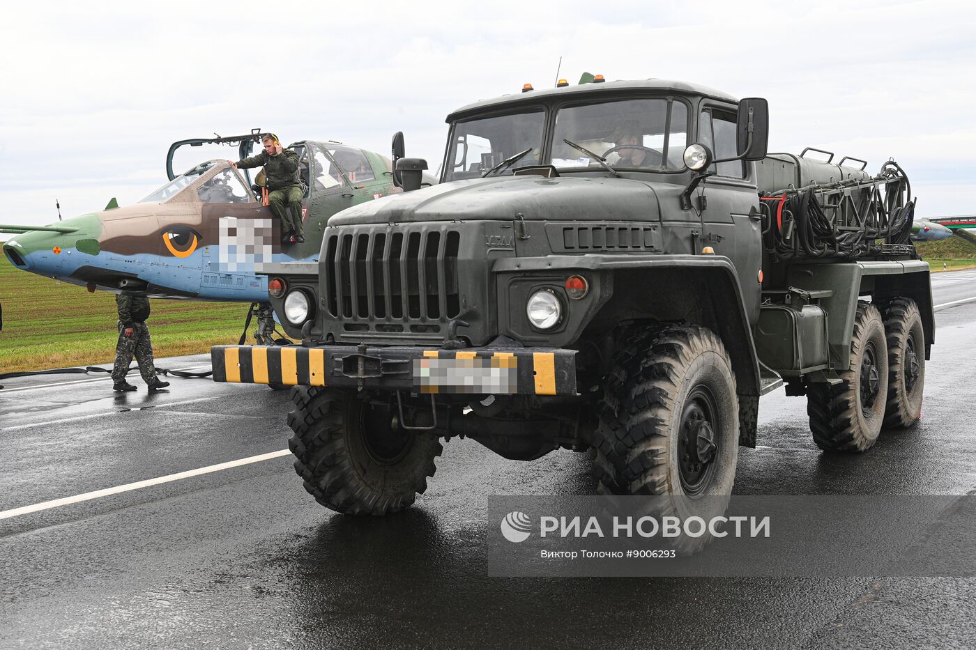Отработка взлета и посадки военной авиации Белоруссии на шоссе в рамках учений "Запад-2025"