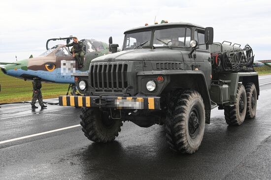 Отработка взлета и посадки военной авиации Белоруссии на шоссе в рамках учений "Запад-2025"