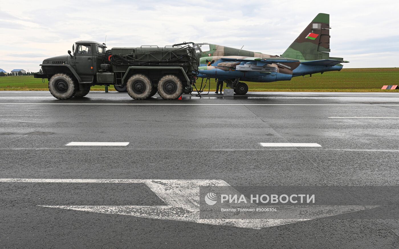 Отработка взлета и посадки военной авиации Белоруссии на шоссе в рамках учений "Запад-2025"