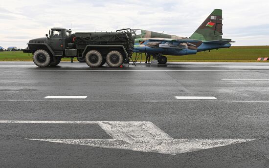 Отработка взлета и посадки военной авиации Белоруссии на шоссе в рамках учений "Запад-2025"