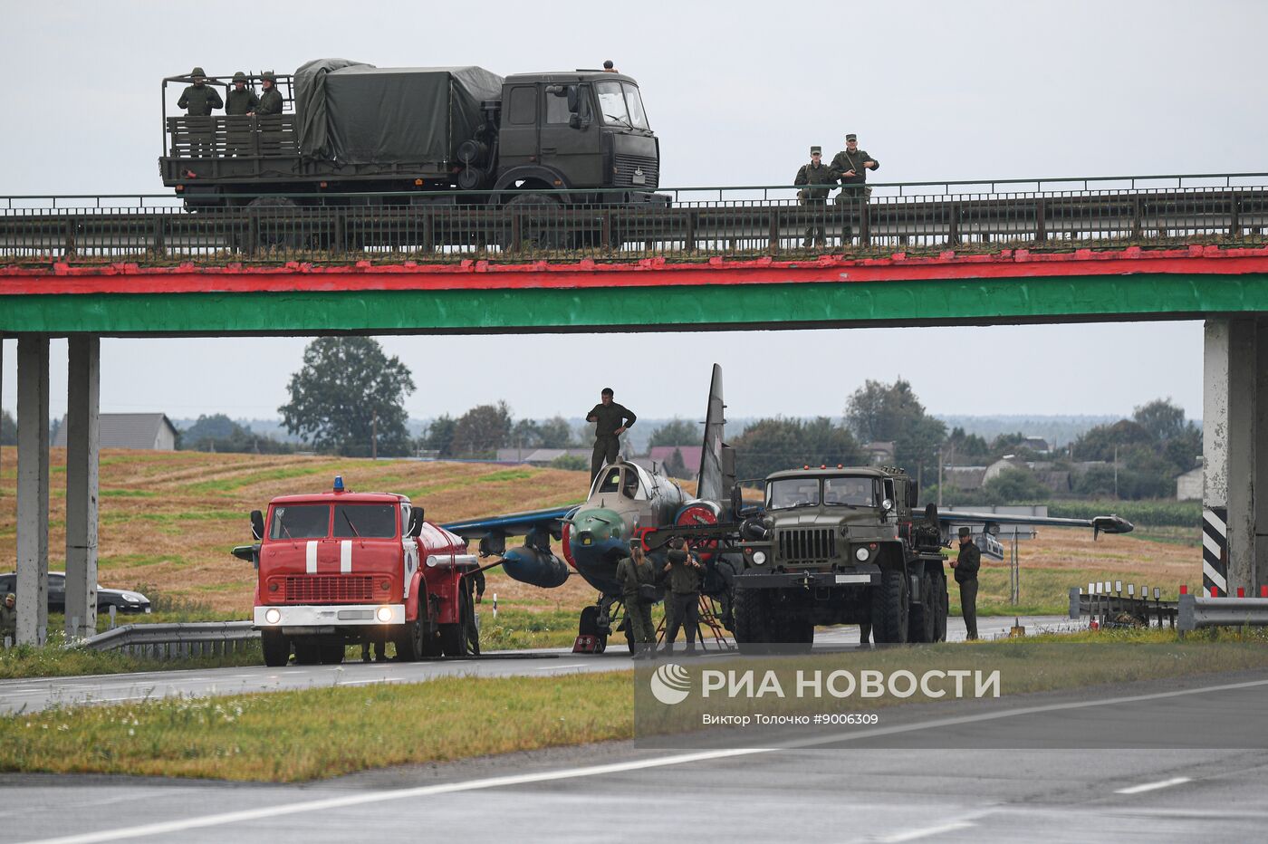 Отработка взлета и посадки военной авиации Белоруссии на шоссе в рамках учений "Запад-2025"