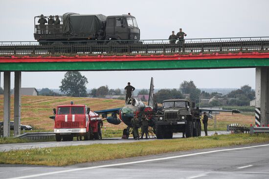 Отработка взлета и посадки военной авиации Белоруссии на шоссе в рамках учений "Запад-2025"