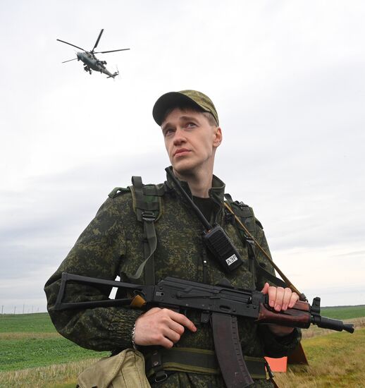 Отработка взлета и посадки военной авиации Белоруссии на шоссе в рамках учений "Запад-2025"