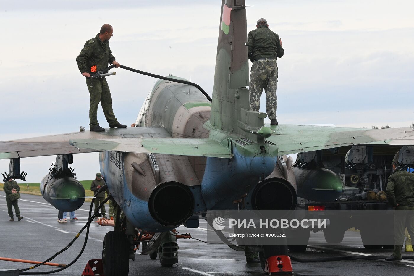 Отработка взлета и посадки военной авиации Белоруссии на шоссе в рамках учений "Запад-2025"