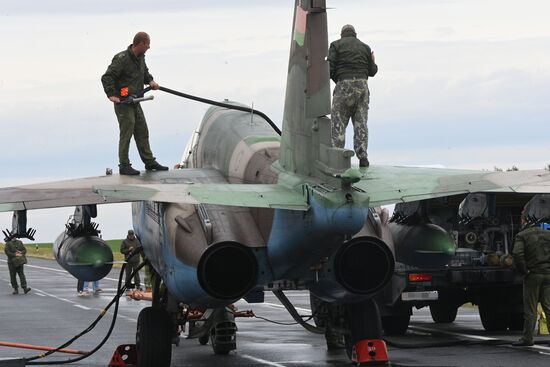 Отработка взлета и посадки военной авиации Белоруссии на шоссе в рамках учений "Запад-2025"