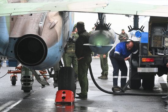 Отработка взлета и посадки военной авиации Белоруссии на шоссе в рамках учений "Запад-2025"