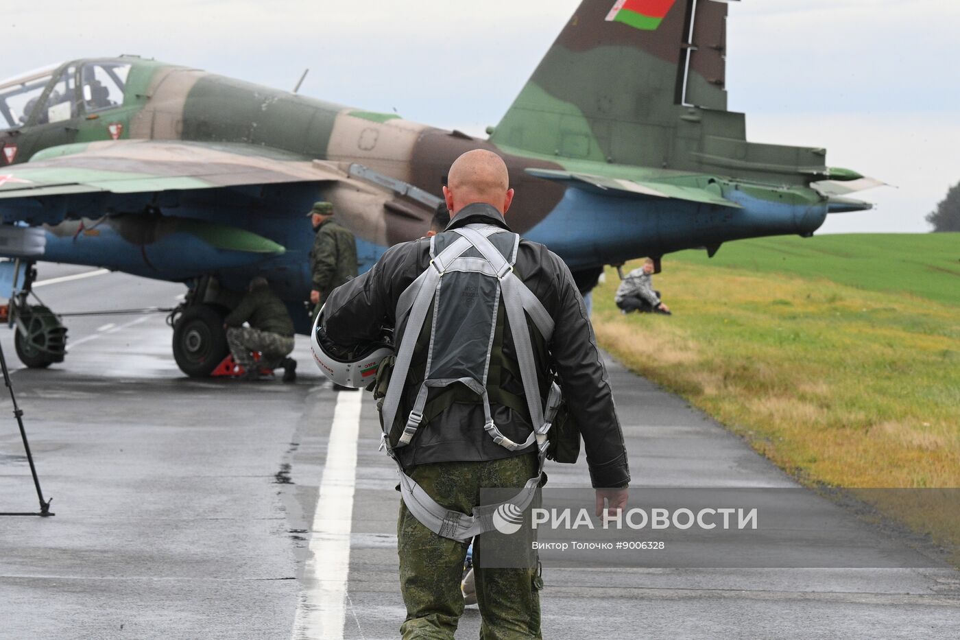 Отработка взлета и посадки военной авиации Белоруссии на шоссе в рамках учений "Запад-2025"