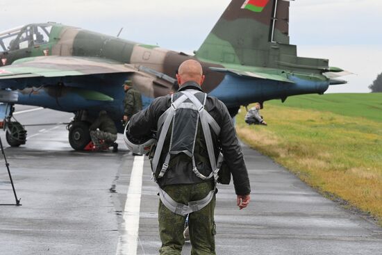 Отработка взлета и посадки военной авиации Белоруссии на шоссе в рамках учений "Запад-2025"