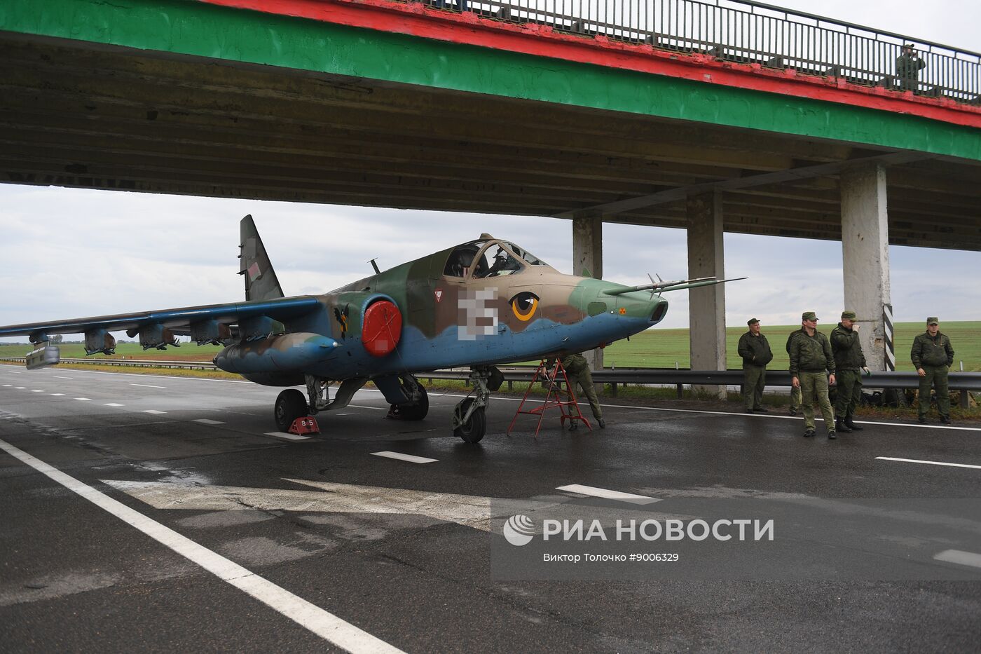 Отработка взлета и посадки военной авиации Белоруссии на шоссе в рамках учений "Запад-2025"