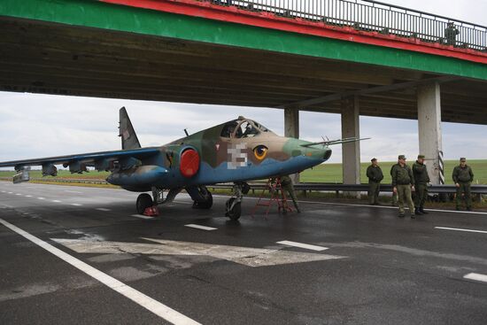 Отработка взлета и посадки военной авиации Белоруссии на шоссе в рамках учений "Запад-2025"