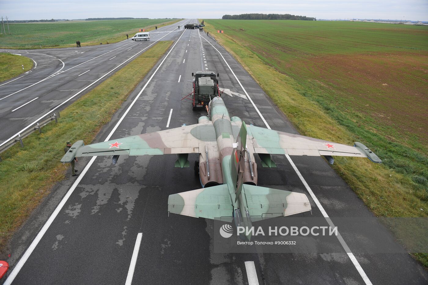 Отработка взлета и посадки военной авиации Белоруссии на шоссе в рамках учений "Запад-2025"