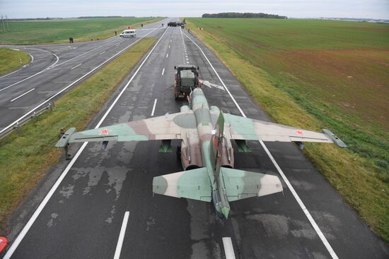 Отработка взлета и посадки военной авиации Белоруссии на шоссе в рамках учений "Запад-2025"