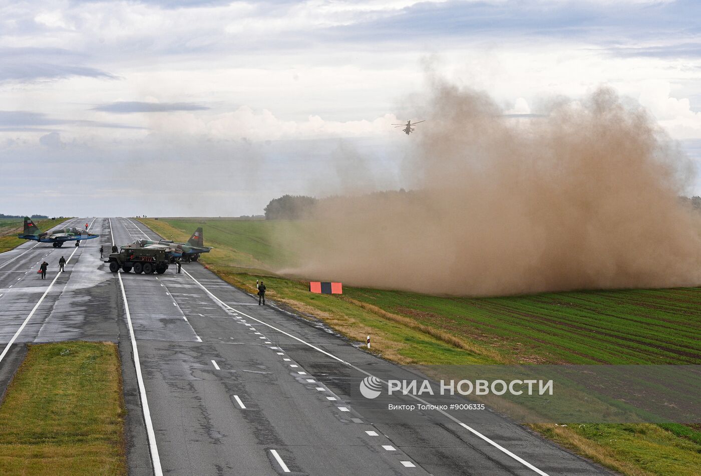 Отработка взлета и посадки военной авиации Белоруссии на шоссе в рамках учений "Запад-2025"