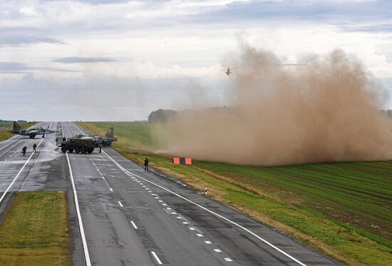 Отработка взлета и посадки военной авиации Белоруссии на шоссе в рамках учений "Запад-2025"