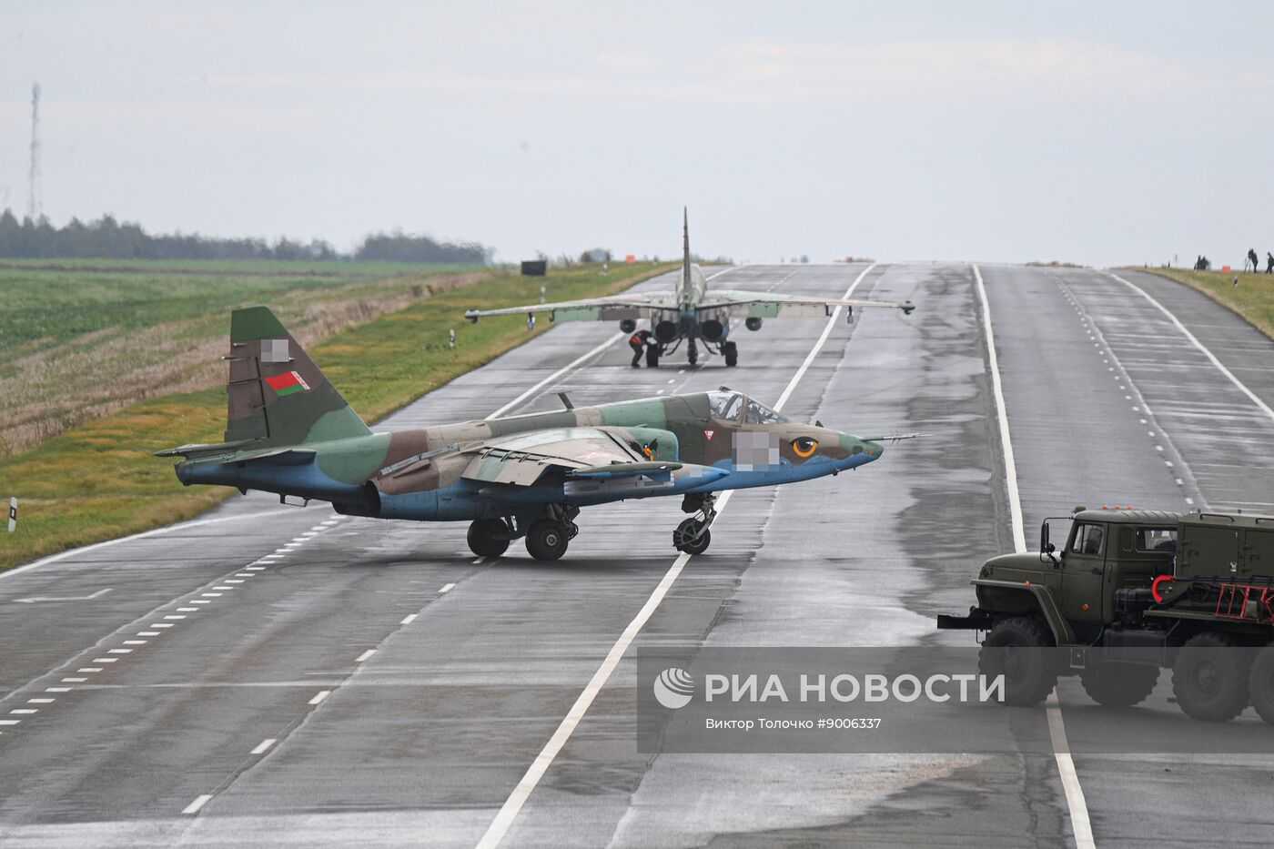 Отработка взлета и посадки военной авиации Белоруссии на шоссе в рамках учений "Запад-2025"