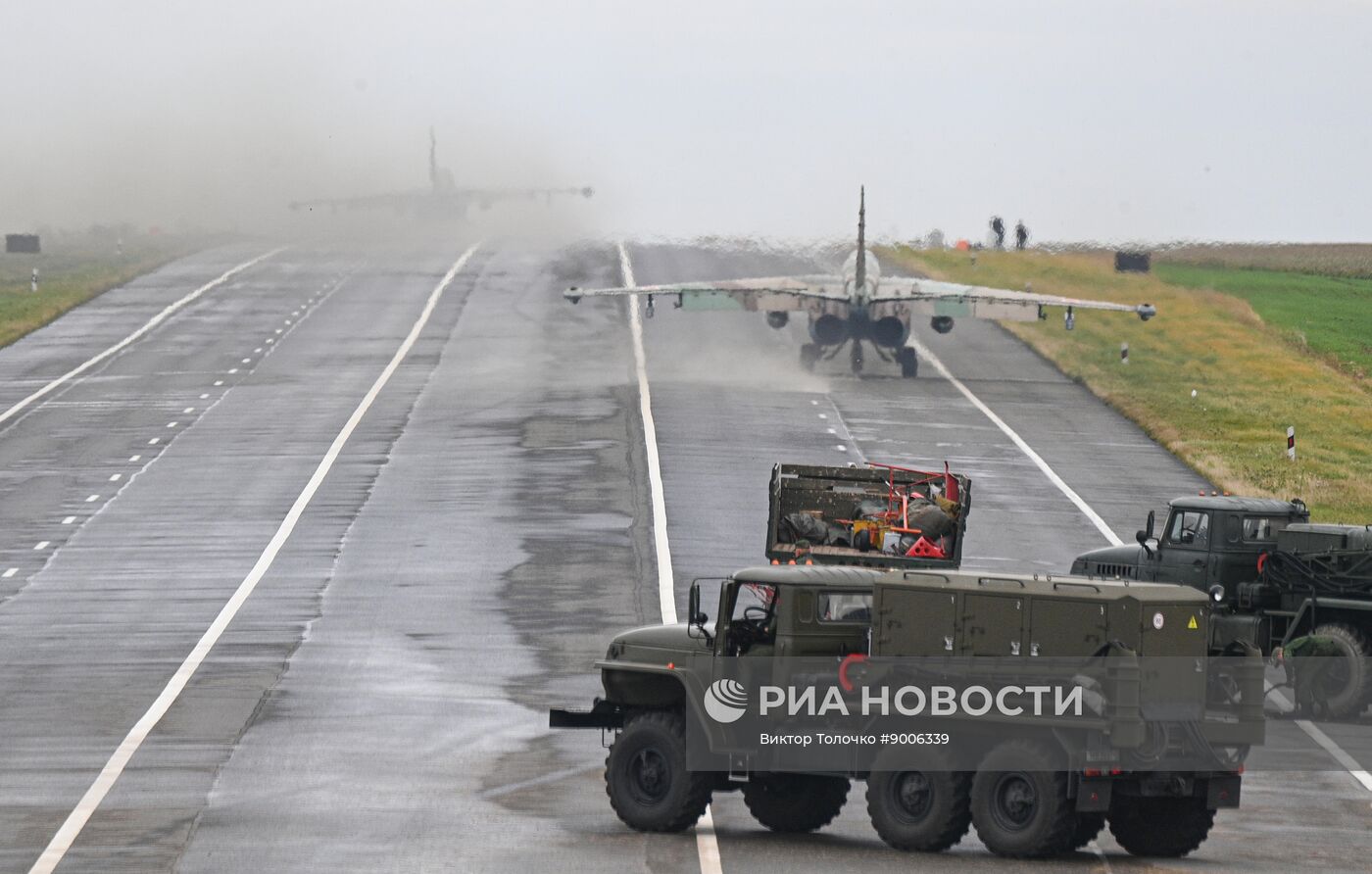 Отработка взлета и посадки военной авиации Белоруссии на шоссе в рамках учений "Запад-2025"