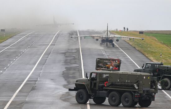 Отработка взлета и посадки военной авиации Белоруссии на шоссе в рамках учений "Запад-2025"