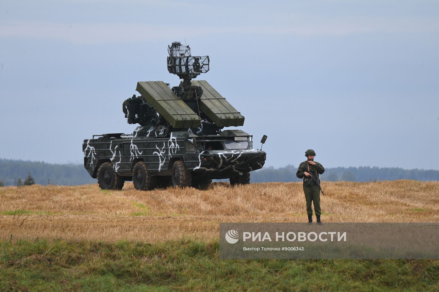 Отработка взлета и посадки военной авиации Белоруссии на шоссе в рамках учений "Запад-2025"